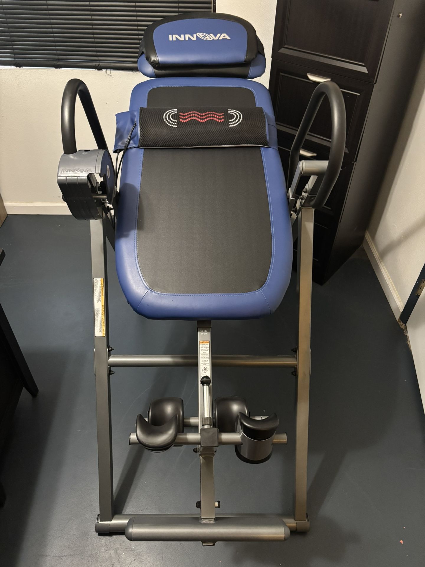 INNOVA HEALTH AND FITNESS ITM4800 Advanced Heat and Massage Inversion Table,Black/ Blue / Gray 