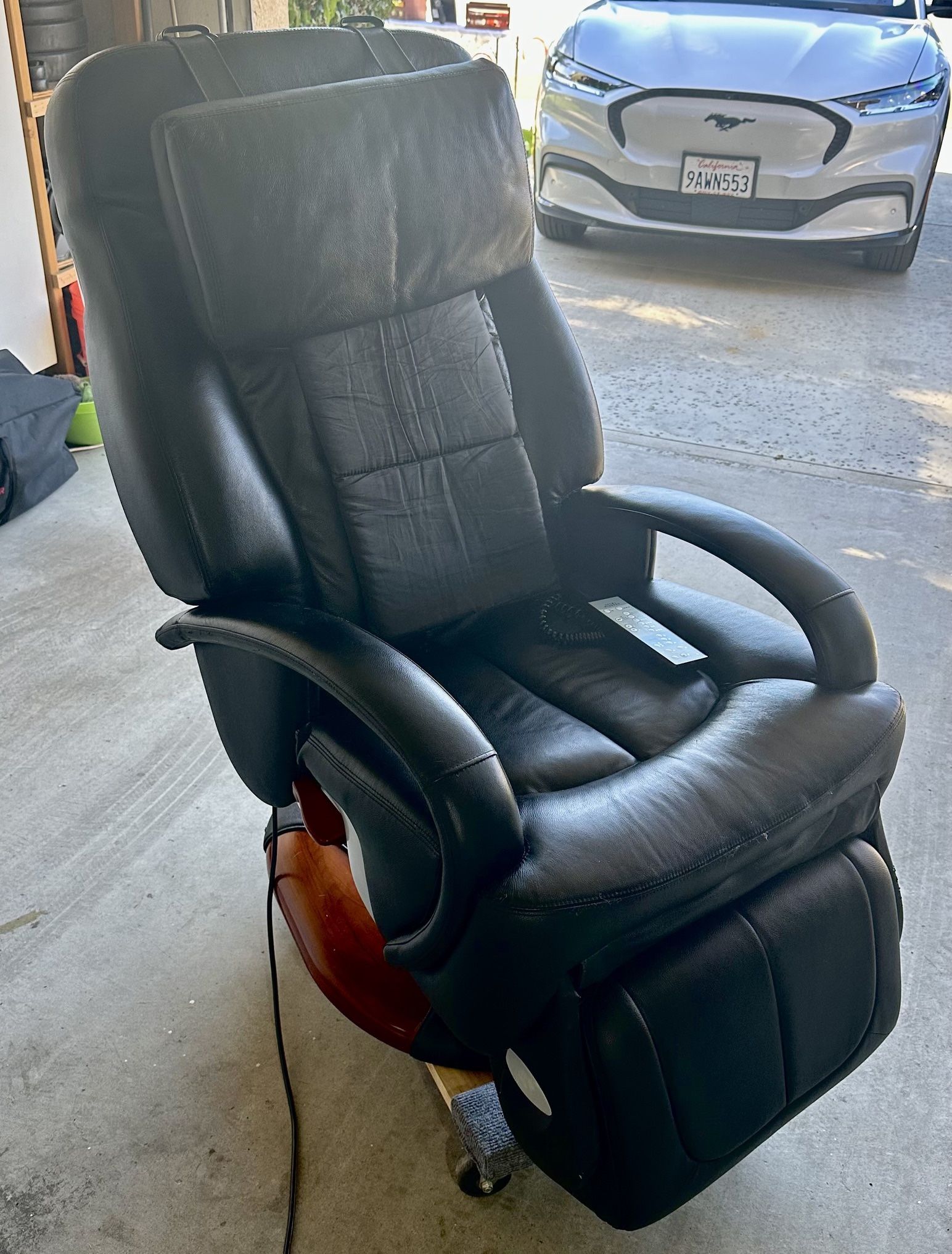 Sharper Image HT-270 Stretching Human Touch Robotic Massage Chair Recliner Black Leather