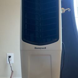 Honeywell 700 CFM Compact Spot Fan & Humidifier, Indoor Portable Evaporative Air Cooler, (White)