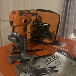 RIDGID 5.5 Amp Compact Fixed-Base Corded Router