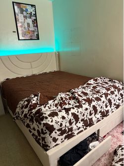 Bed/mattress/nightstand