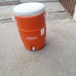 IGLOO 5 gal water dispenser