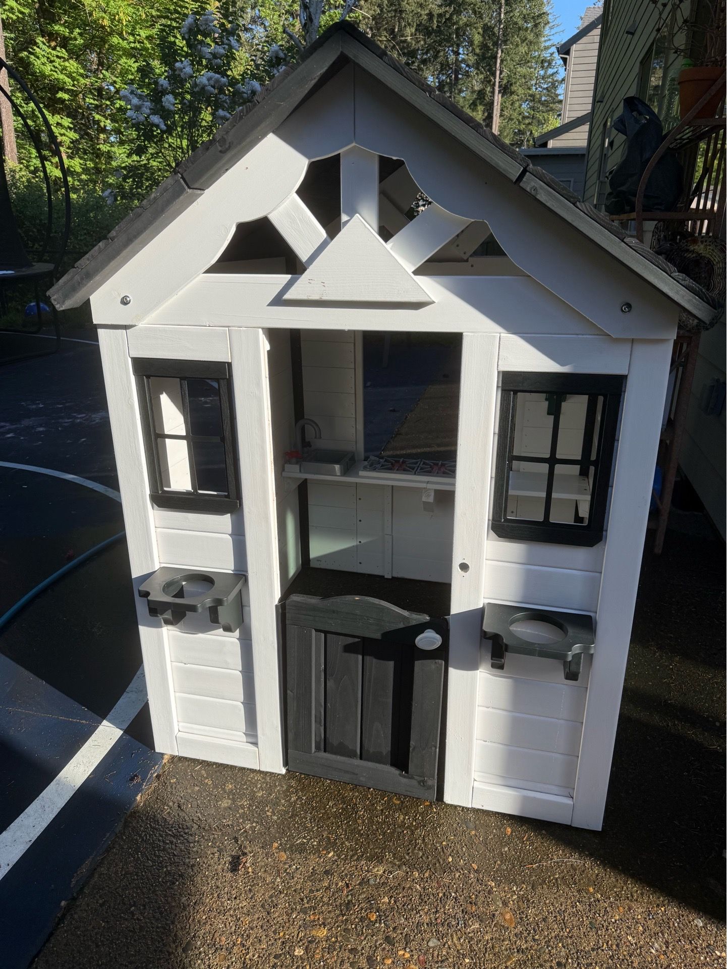 Kids outdoor playhouse