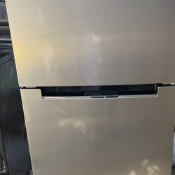 10.1 cu. ft. Top Freezer Refrigerator in Silver