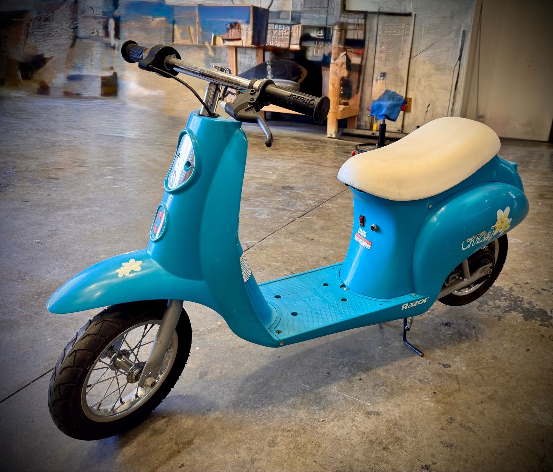 Razor Electric 12V Chrissy Scooter Vespa Ride-On - Pocket Mod Classic