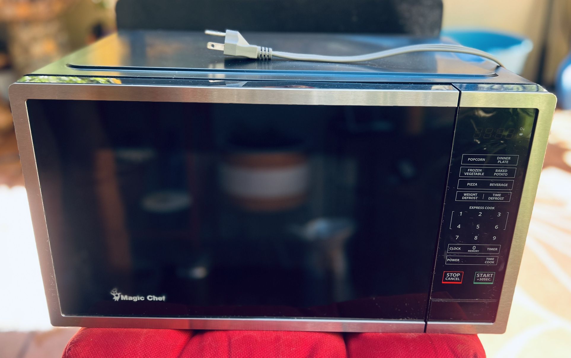 Magic Chef 900 WAtt Microwave