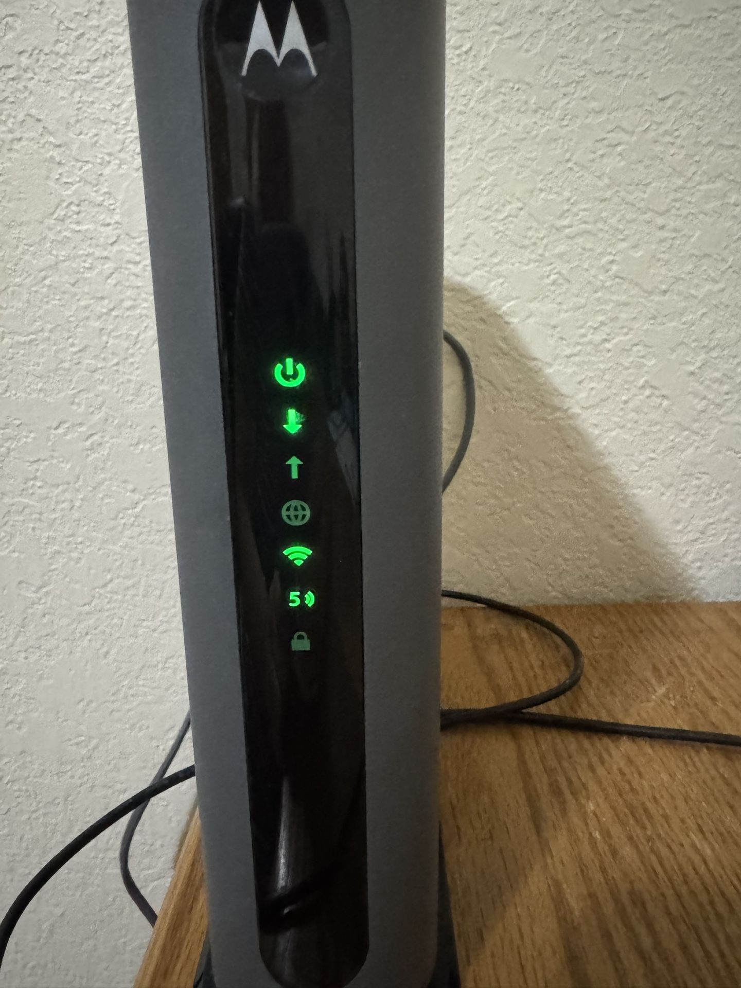 Motorola MG7700 Modem with AC1900 Dual Band 1000 Mbps Wi-Fi Gigabit Router with Power Boost