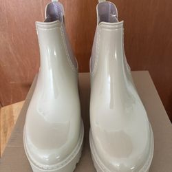 Sahara blush water resistant boots. Size 8.
