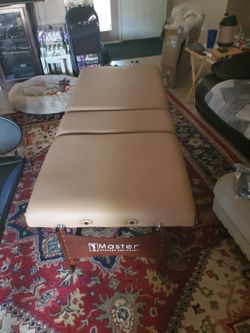 MASSAGE TABLE