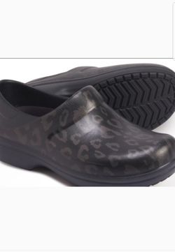 New Crocs Leopard Print Work Clogs Women's Size 11