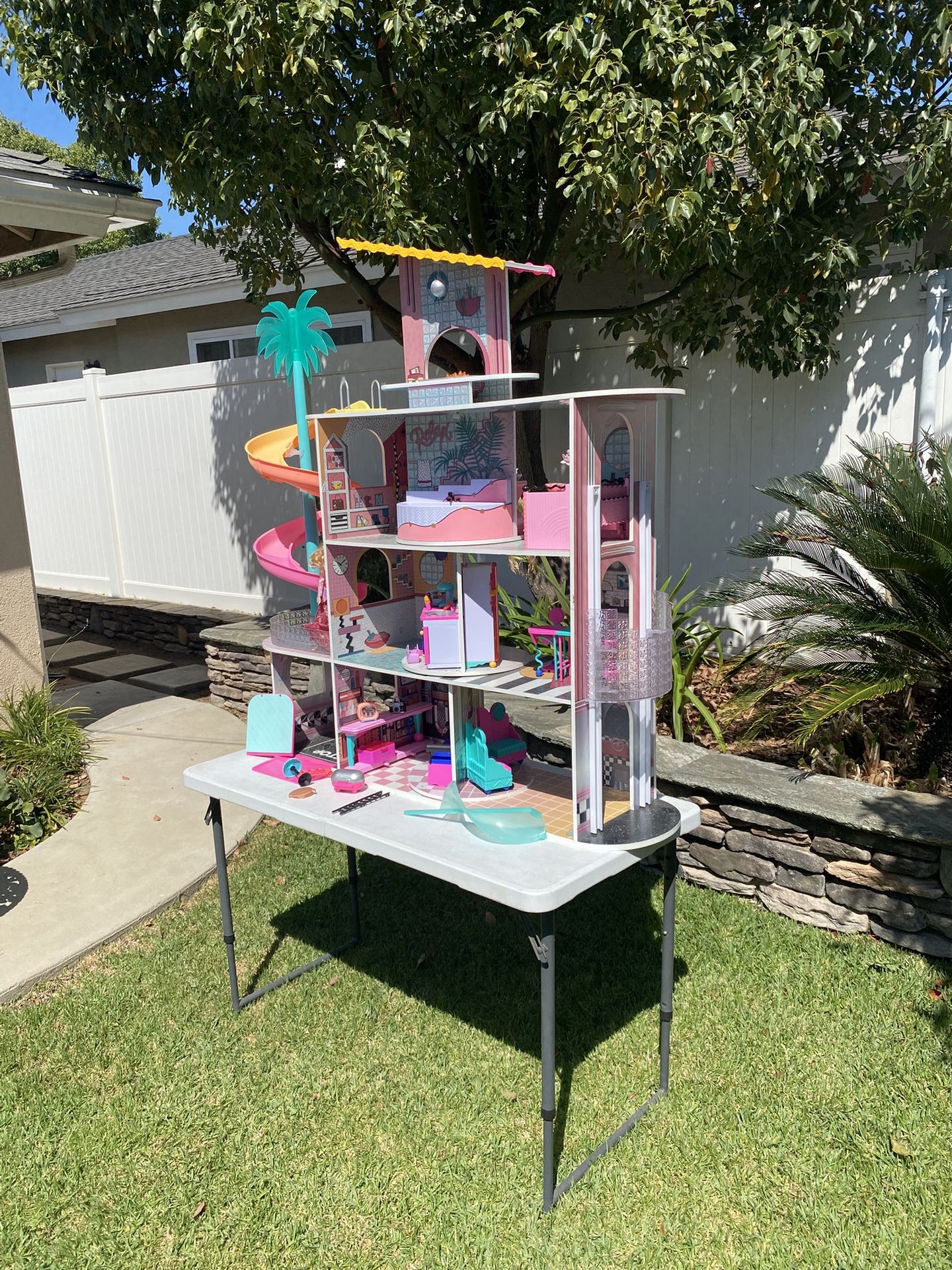 LOI Doll House W/ Accessories