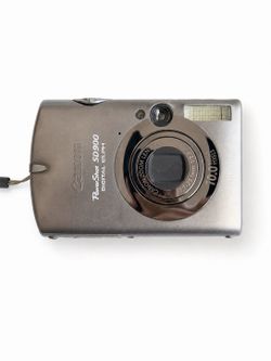 Canon PowerShot SD900 Digital ELPH 10MP CCD Camera  Bundle