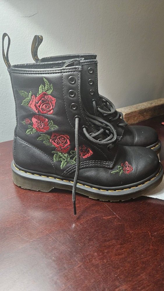 DOC MARTENS BOOTS