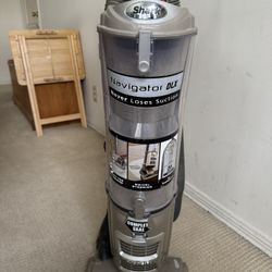 SHARK LIFT-AWAY DELUXE BAGLESS UPRIGHT VACUUM CLEANER