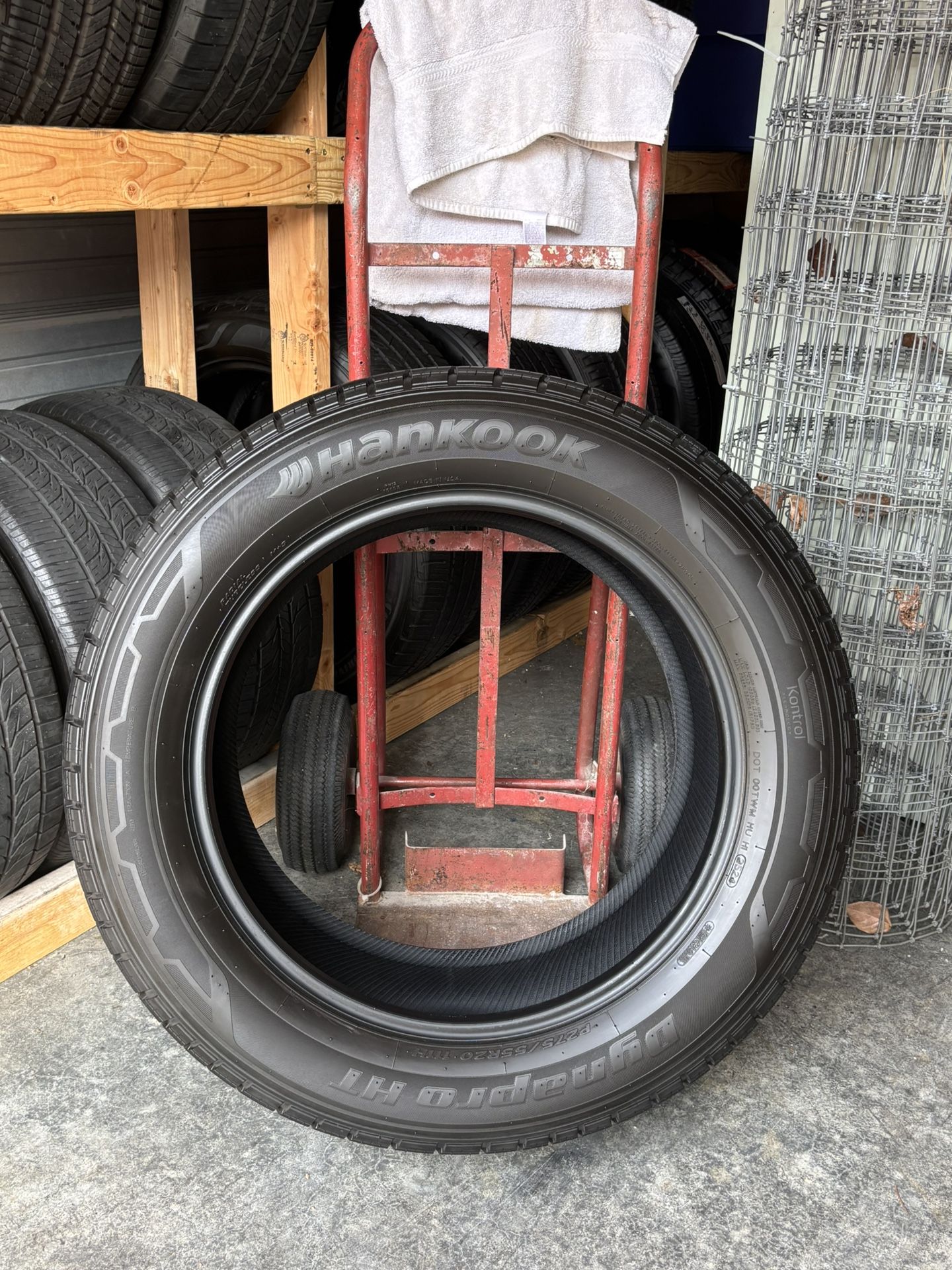 1 Used Tire Hankook Dynapro HT 275/55R20 About 90% Tread.