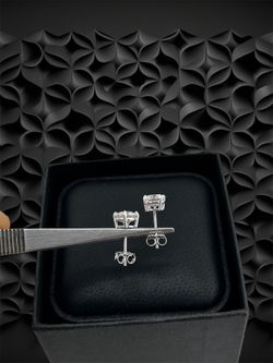 Diamond Studs Earrings In 14k white Gold