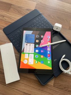 Apple iPad 8th Generation 32GB (Latest iOS 26) Logitech Keyboard case , Pencil & charger