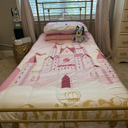 Kids Twin Size Bed (Like New)