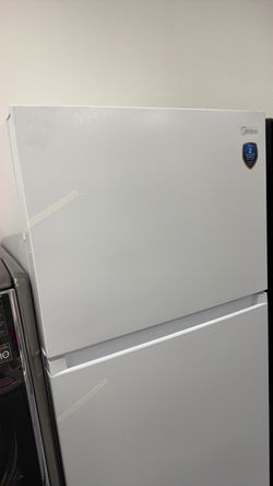 New Midea 20.5 cu fr top and bottom fridge. 2 year limited warranty
