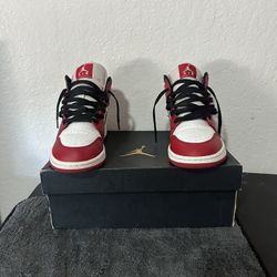 Jordan 1 mid chicagos