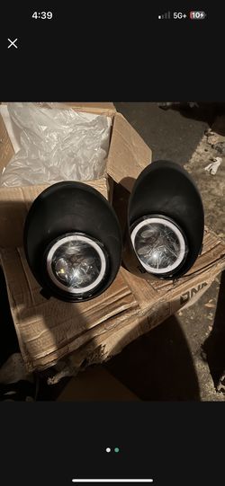 08-17 Sequoia / 04-06 Solara / 05-11 Tacoma / 07-13 Tundra Black and clear LED projector fog lights 