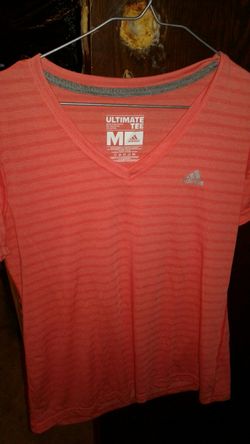 Women ultimate tee size M