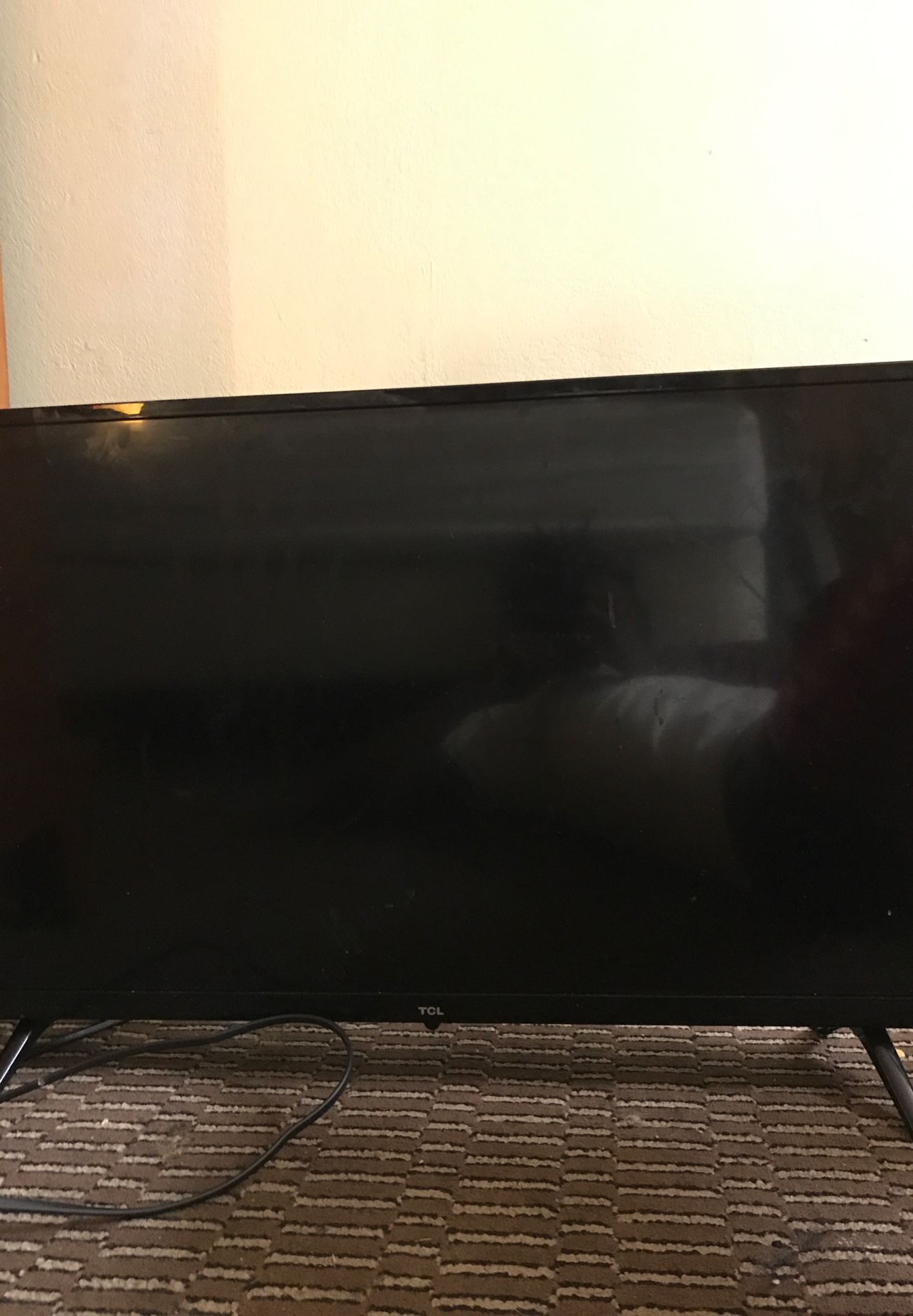 Tcl 32 inch 50$ no remote smart tv use ya damn phone for remote