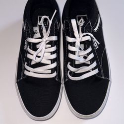 ⭐️ Women’s Black and white Vans ⭐️