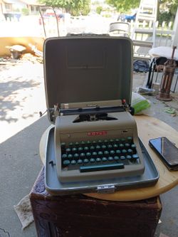 Vintage 1957 Royal Aristocraft Portable Typewriter with Carring Case