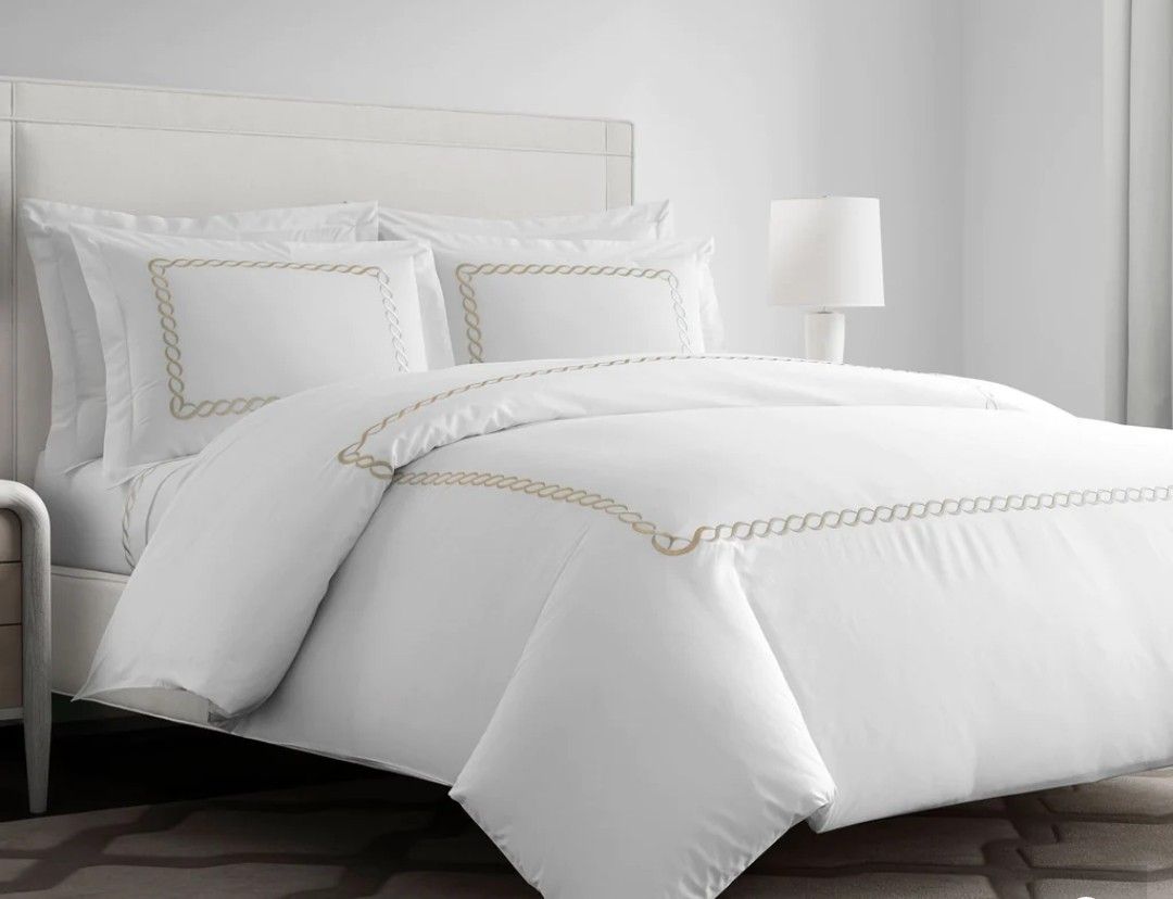 KASSATEX NEW YORK●STYLE CATENA●BRAND NEW DUVET COVER AND TWO PILLOW CASES ●QUEEN ●$235.00 RETAIL●WHITE AND NAVY EMBROIDERY●