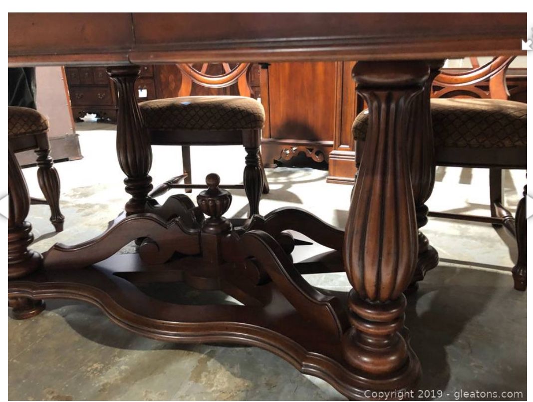Beautiful Detailed American Signature Dining Kitchen Table