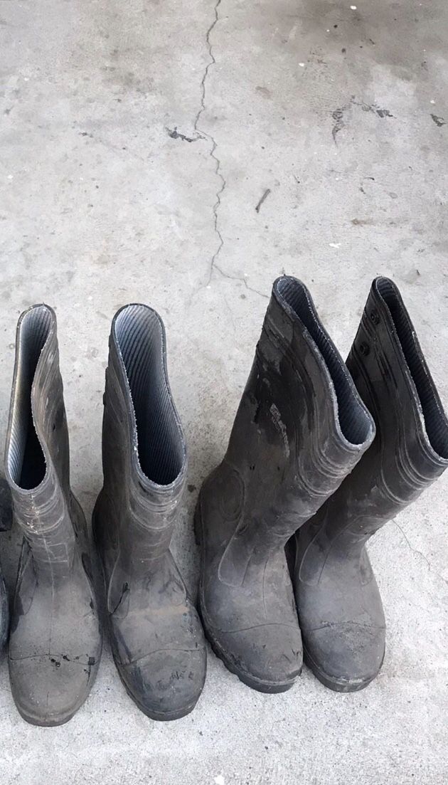 LIKE NEW PAIR OF RUBBER BOOTS SIZES 4, 5,