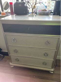 King Bed and Dresser Rooms To Go