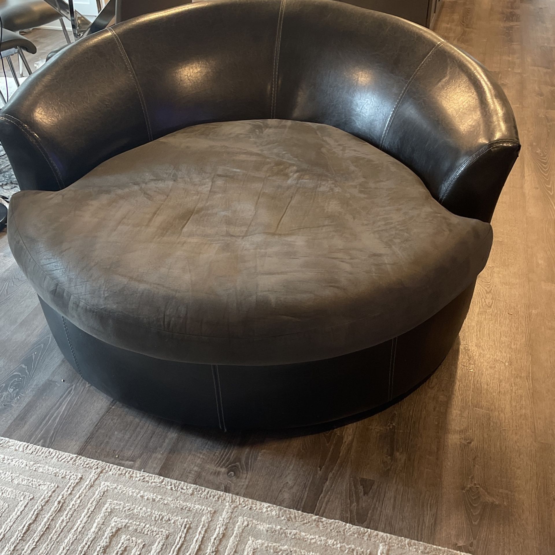 Round -360 Degree -Oversized Lounger 