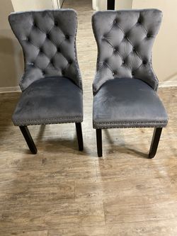 vendo  set  4 sillas de terciopelo nuevas $350  set 4 manteles $30   14 piesas  agarraderas  para los cajones $20  reloj$7