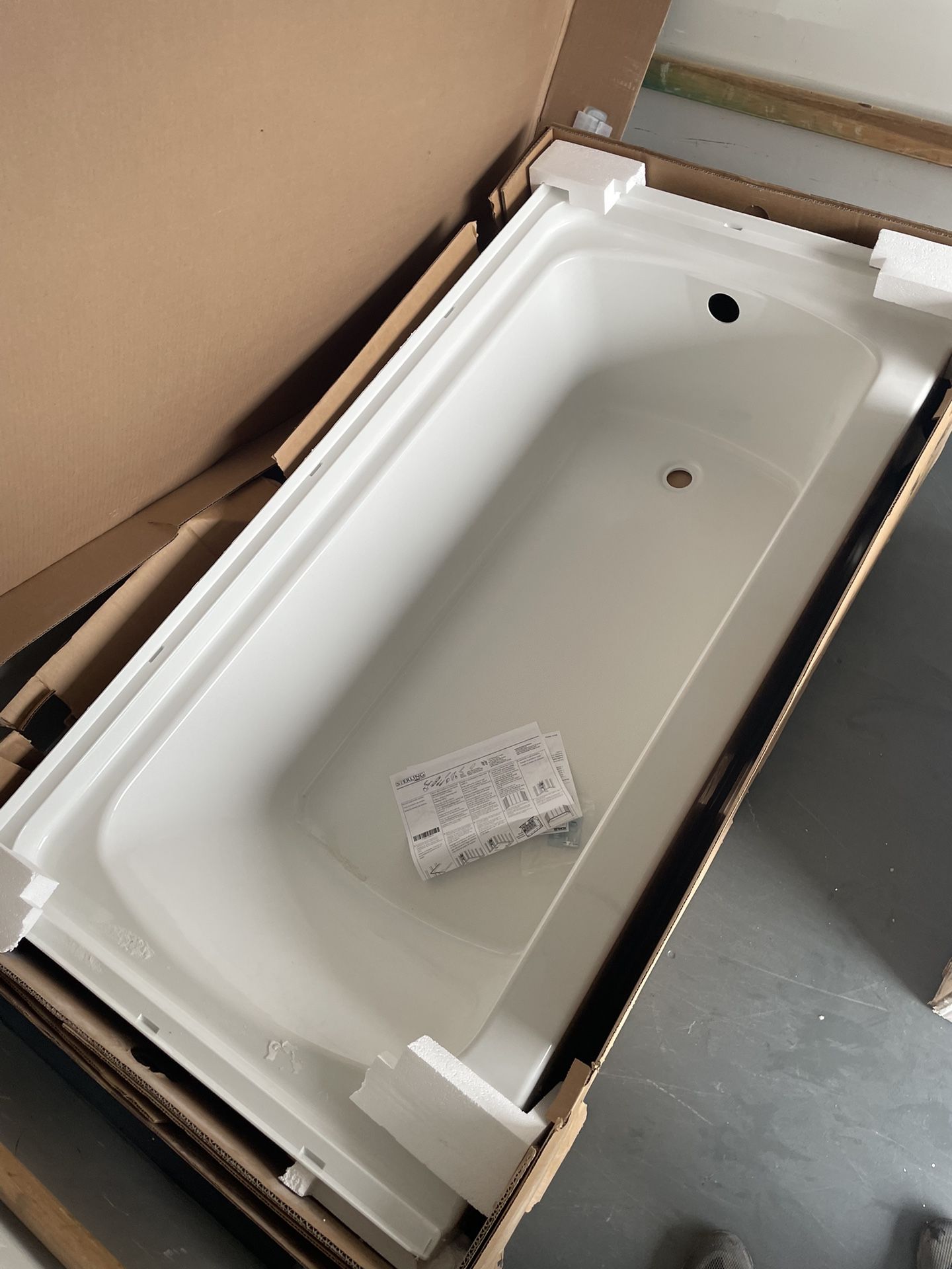 STERLING 60 in. x 30 in. Soaking Bathtub with Right Drain in White