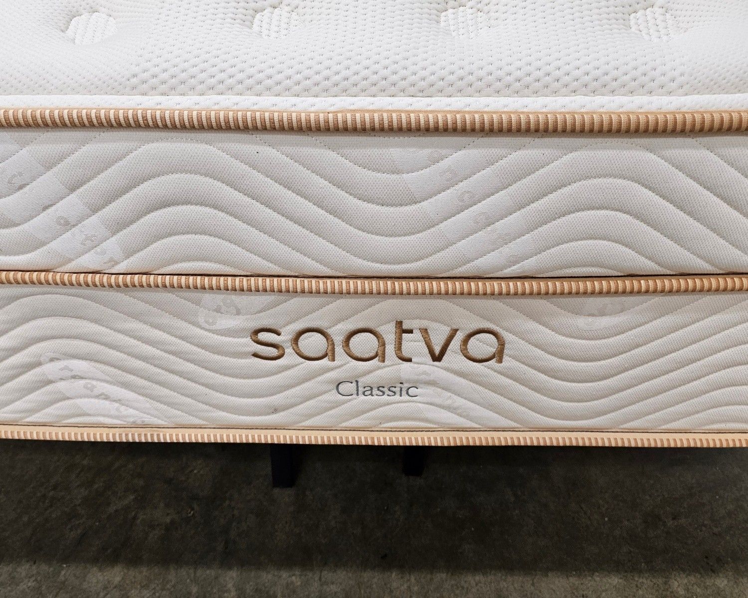 LIKE NEW! Saatva Classic 14.5" Luxury-Firm Queen Mattress - Delivery Available