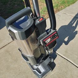 Shark Lift away Navigator Vacuum 80 Firm Like New 