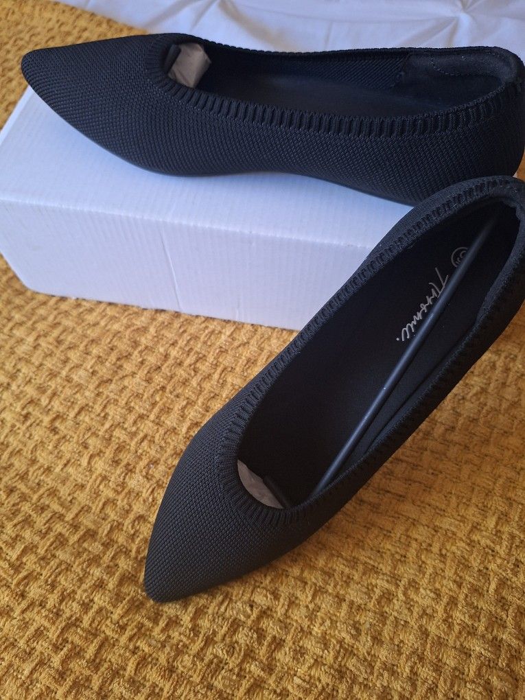 Arromic Pointed Toe Flats Stretchable Knit Black Shoe NWT Size 9 (runs Small)