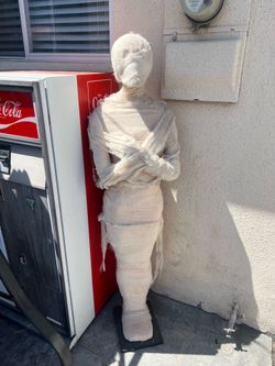 5’2 height standup mummy decor