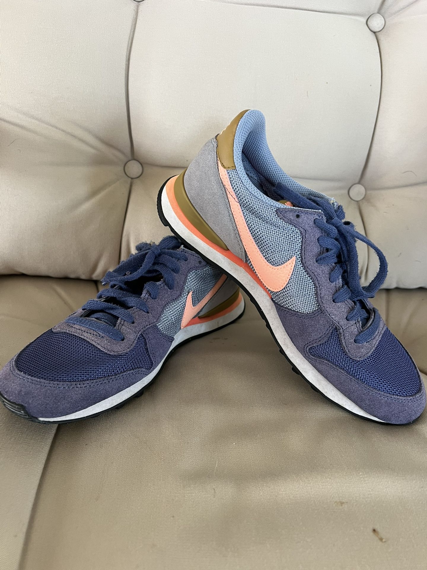 Nike Women’s Internationalist 629684-404 Blue/ Glow/ Bronzine Women's Shoes (Size 7.5) Located in concord (can meet in Hayward) Like new condition S