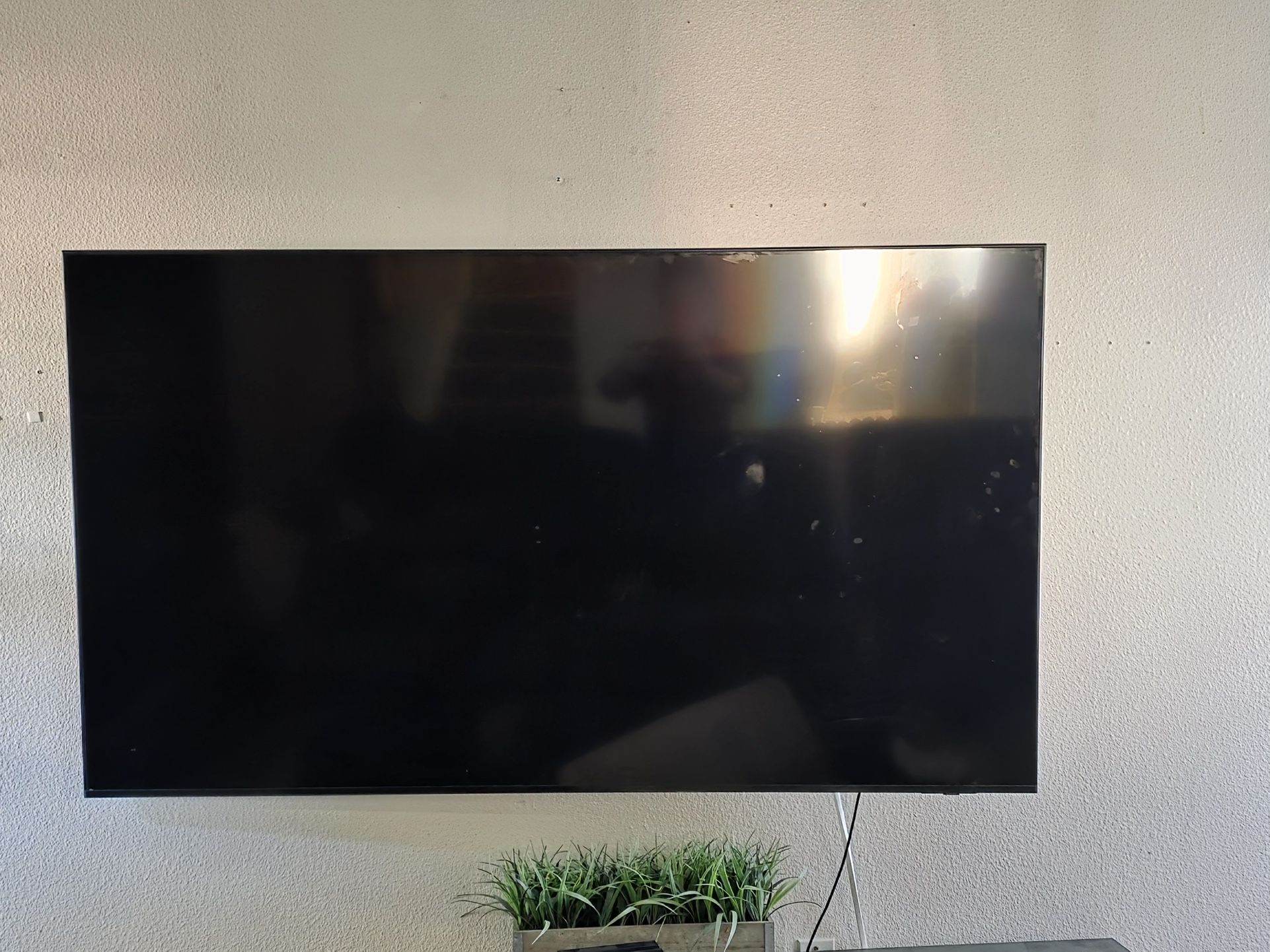 75” Samsung Ultra 4K TV With Wall Mount
