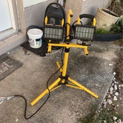 Double  Outside Lite W Heavy Duty Tripod