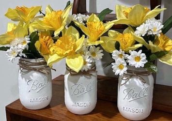 Chalk painted & distressed white mason jars w/ DAFFODILS DAISIES