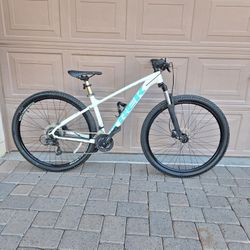 TREK MARLIN 5 MOUNTAIN BIKE 29 ER LIKE NEW ( CHECK MY OTHER BIKES)