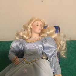 Franklin sleeping beauty 19 Porcelain Doll Heirloom Collection With Chaise for Sale in Ocean Pines MD OfferUp