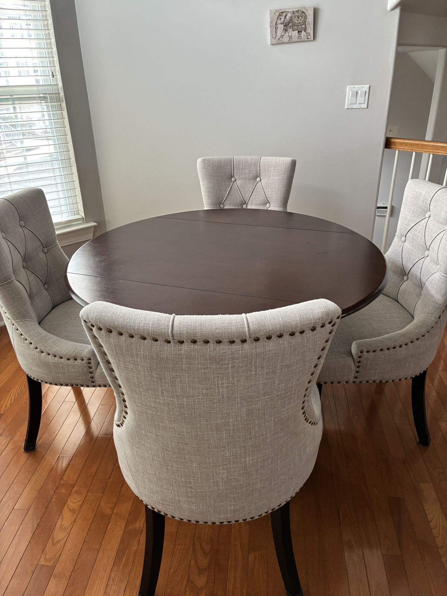 HomeStock Victorian Elegance 5Pc Dining Set Includes A Round Dinette Table With Drop Leaves And Four