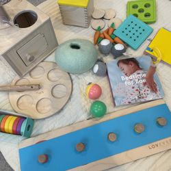Lovevery  : Months 13, 14, 15  The Babbler Play Kit