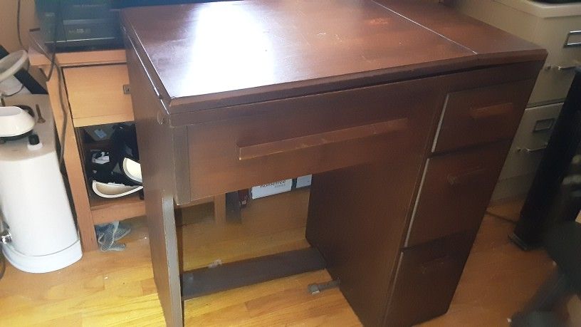 1951 Singer Model 15-91 Sewing Machine In Original Cabinet