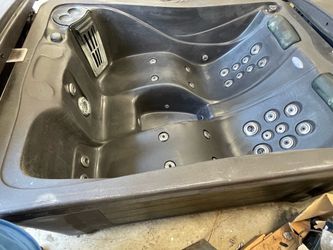 Refurbished 3 Person 110v Tuff Spa